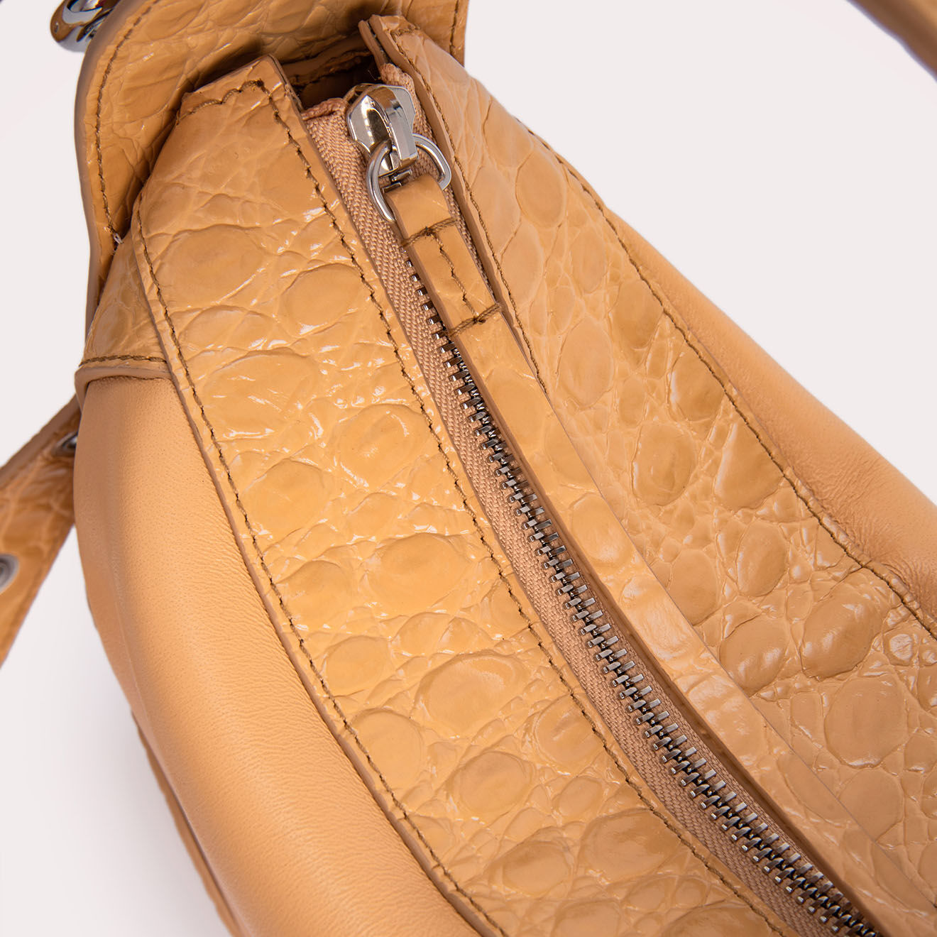 By Far Sac à main en Cuir Yana marron -  20x34x7.5 cm