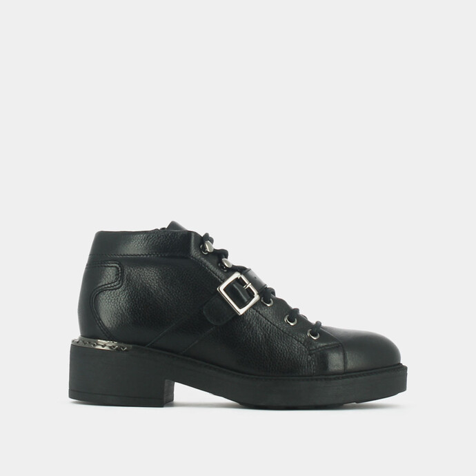 Boots à boucles et détails argentés en métal  en cuir grainé noir