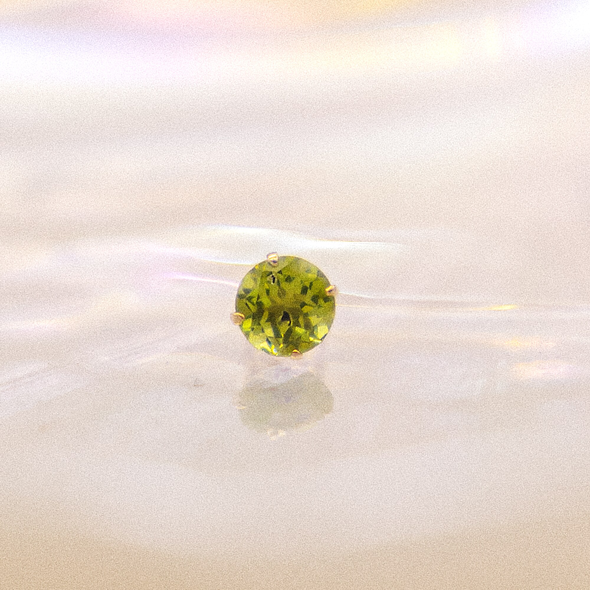 Fascination by Ellen K. Ohrringe 333 Gold mit echten Peridot-Steinen 5mm