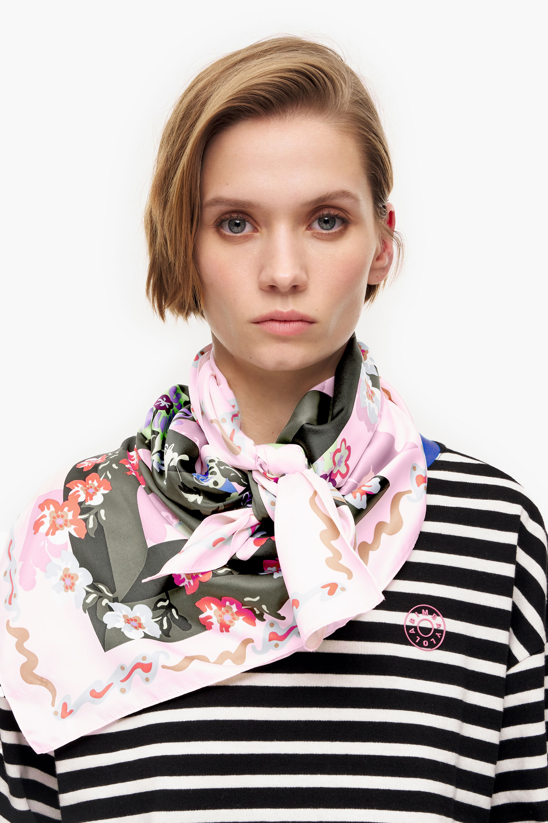 Lenço floral rosa com logotipo geométrico