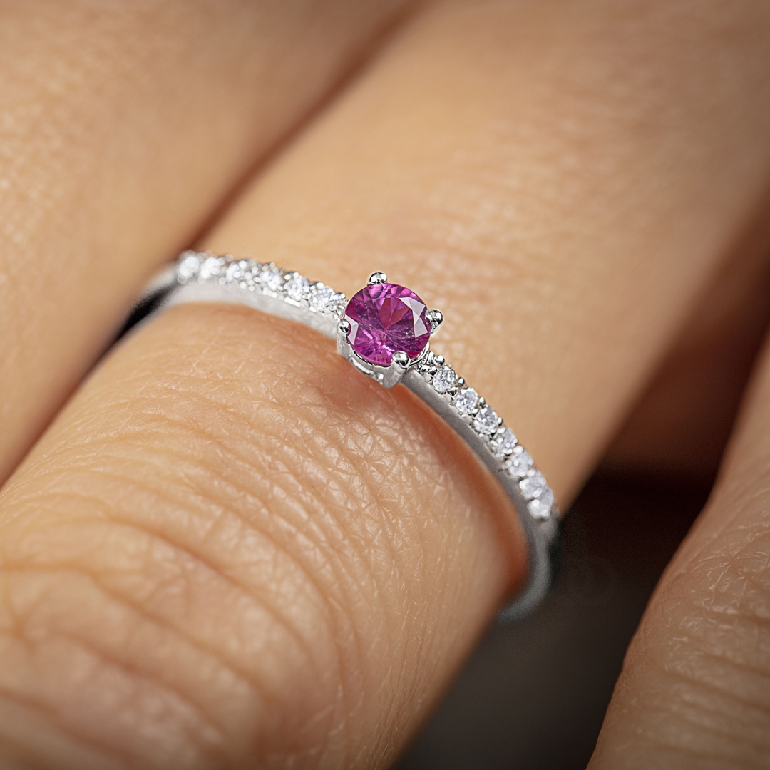 Damenring 750/18 K Weissgold mit Rubin rund & Diamanten 0.07 ct H/si