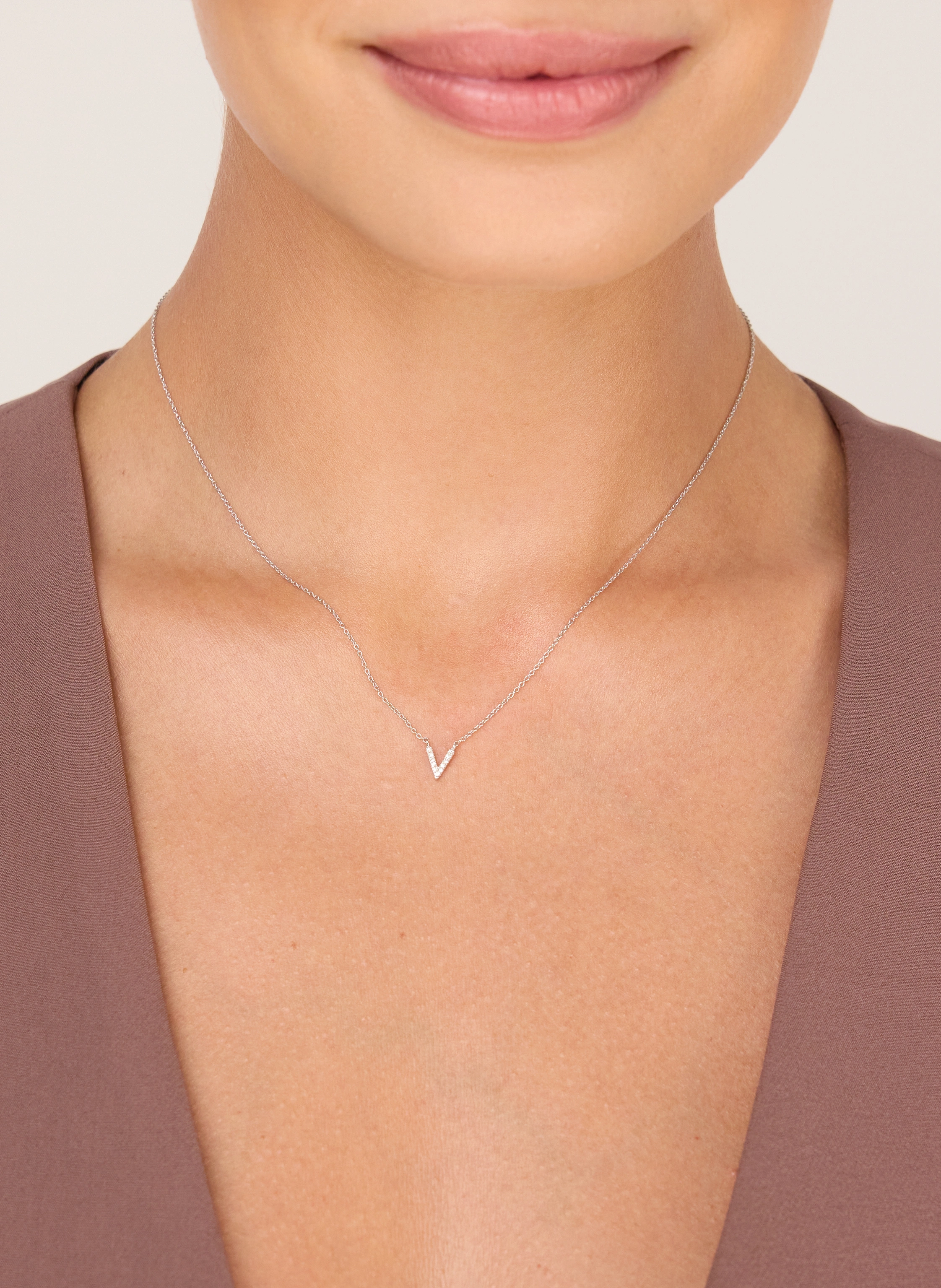 Leaf INITIALIEN Halskette „V“ aus 14 Karat Weißgold mit Diamanten
