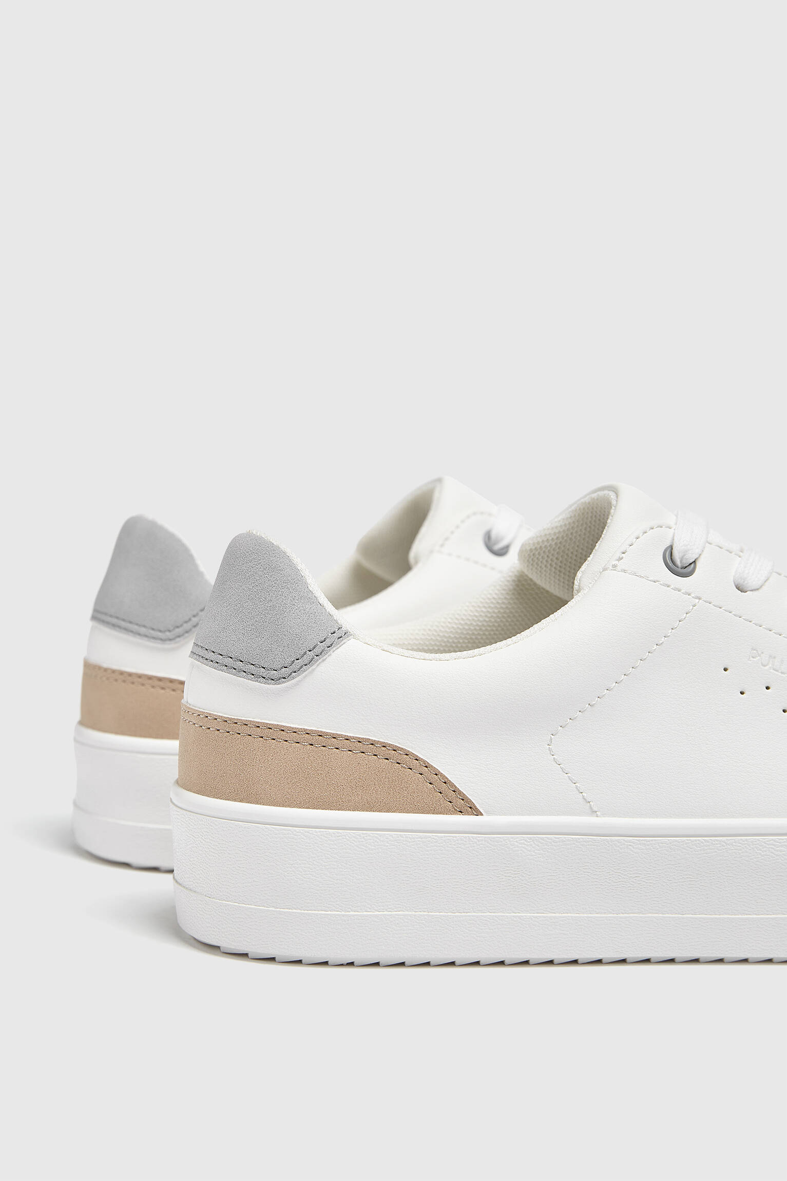 TÊNIS CASUAL COM DETALHE NO CALCANHAR - BRANCO