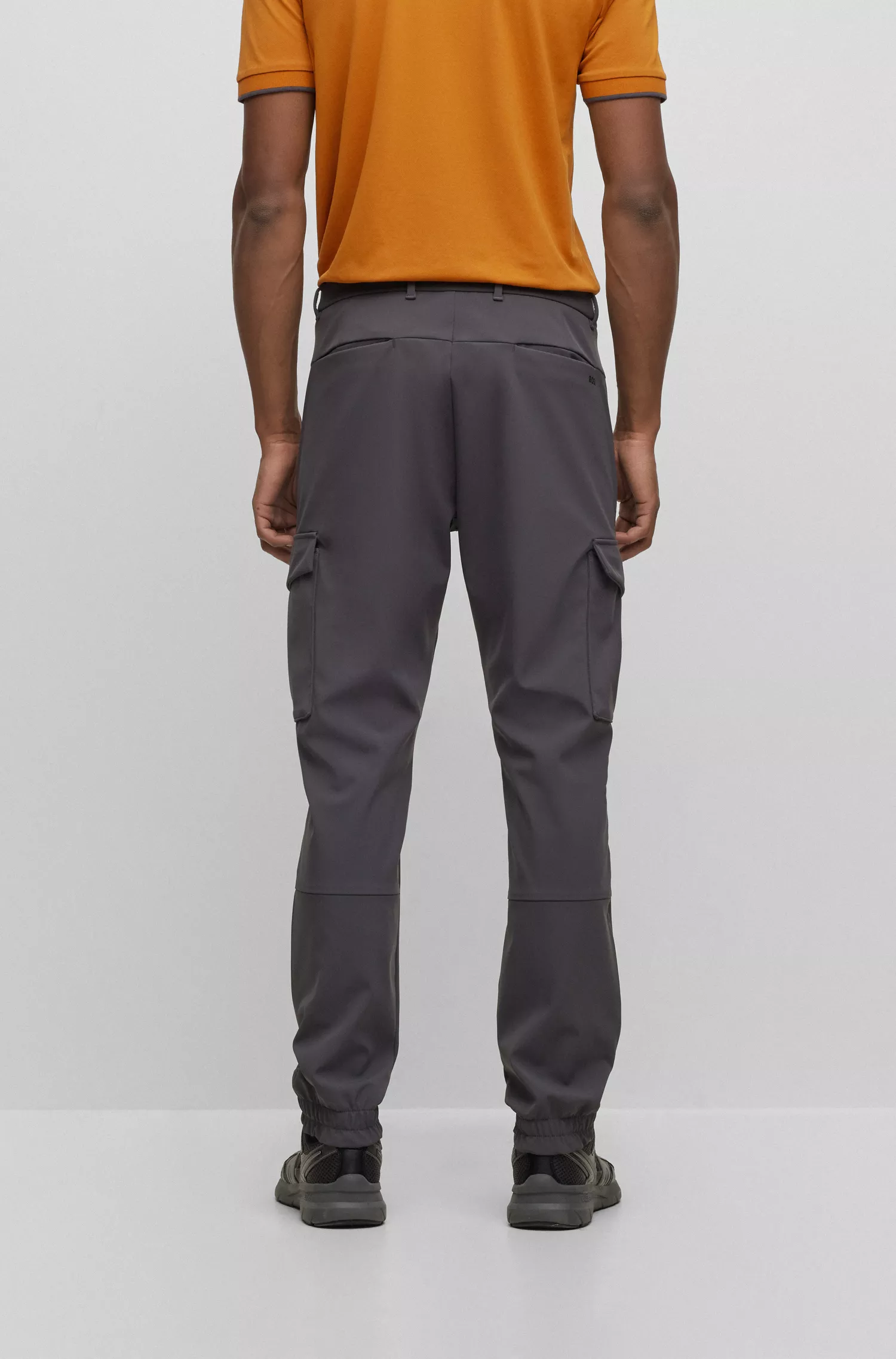 Calça chino BOSS verde, corte regular, com bolsos cargo.