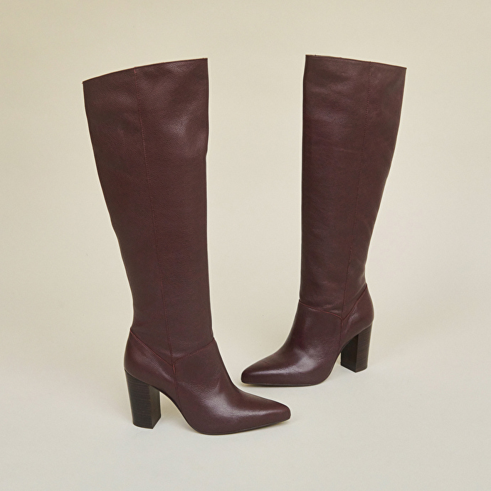 Bottes hautes à talons et bouts pointus  en cuir bordeaux