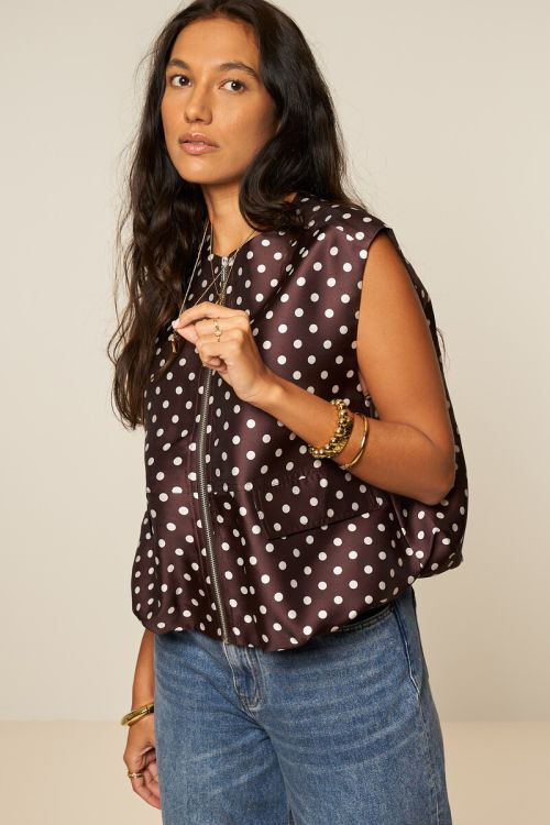 Bruine polkadot gilet in ballon look