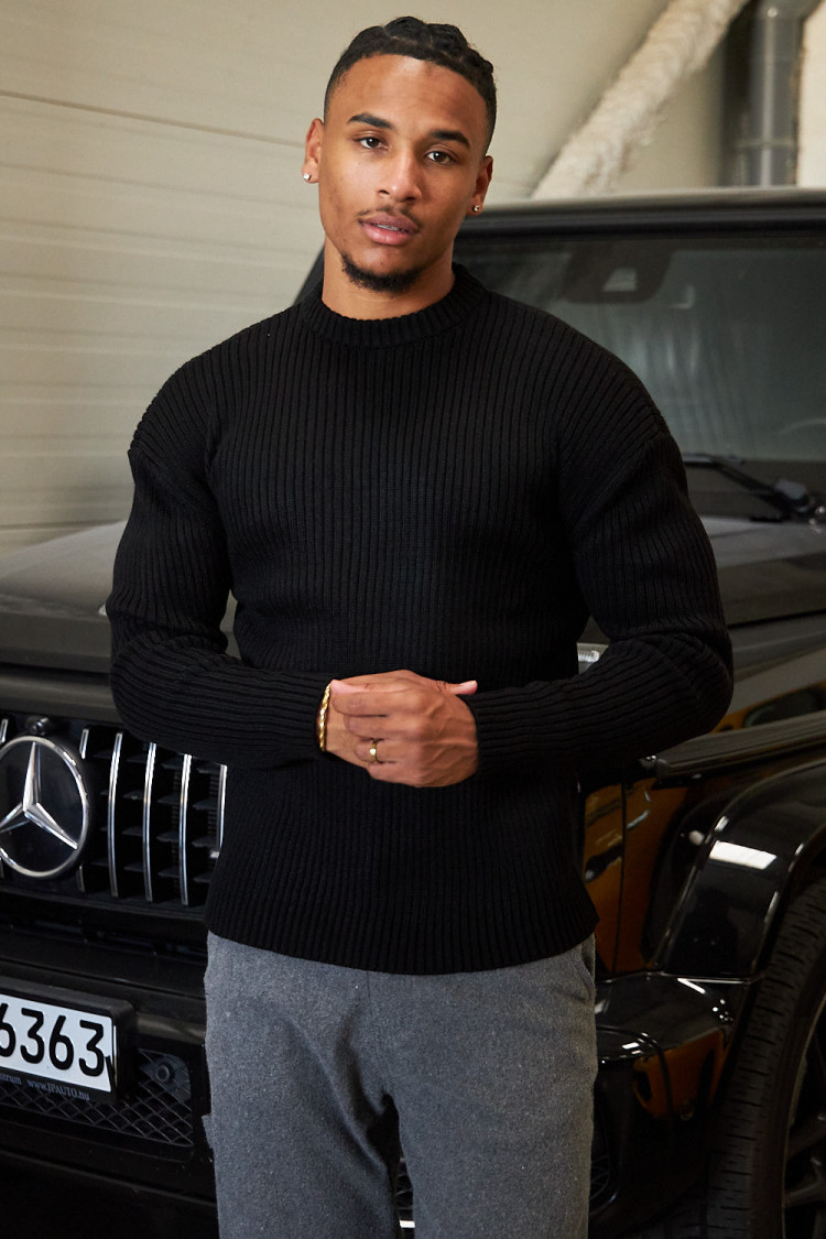 Pull noir en maille à col rond