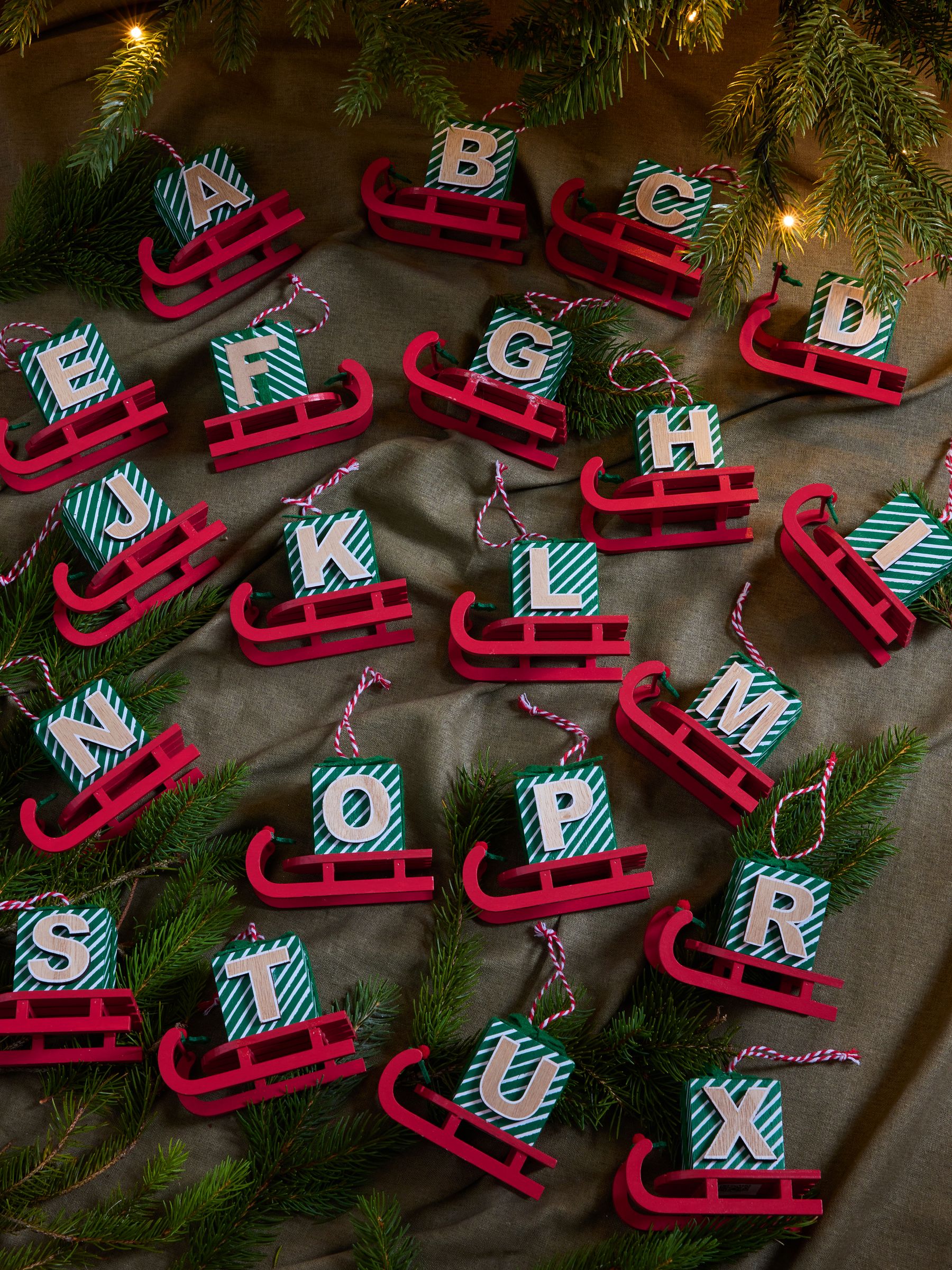 Set van 2 monogram-kerstballen in de vorm van een slee