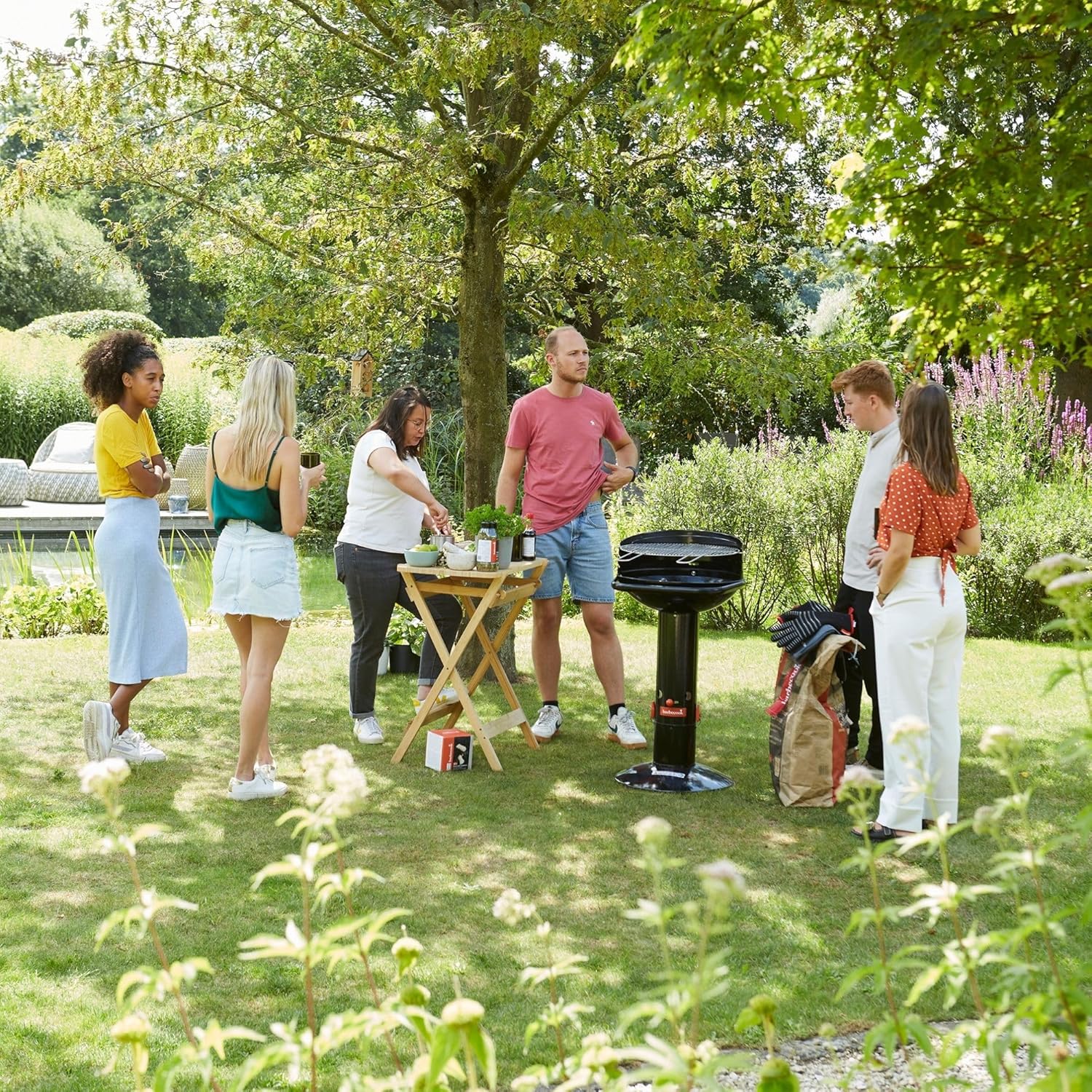 Barbecook Loewy 40 mini grill Holzkohlegrill BBQ mit Windschutz, Grillen für 4 Personen, schwarz, 40x40x75cm