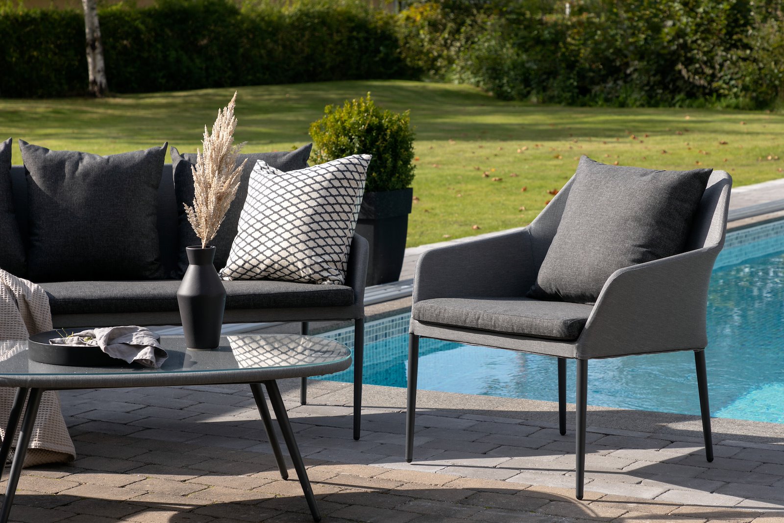 Spoga Sofagruppe Svart/grå sofagruppe i aluminium og polyester