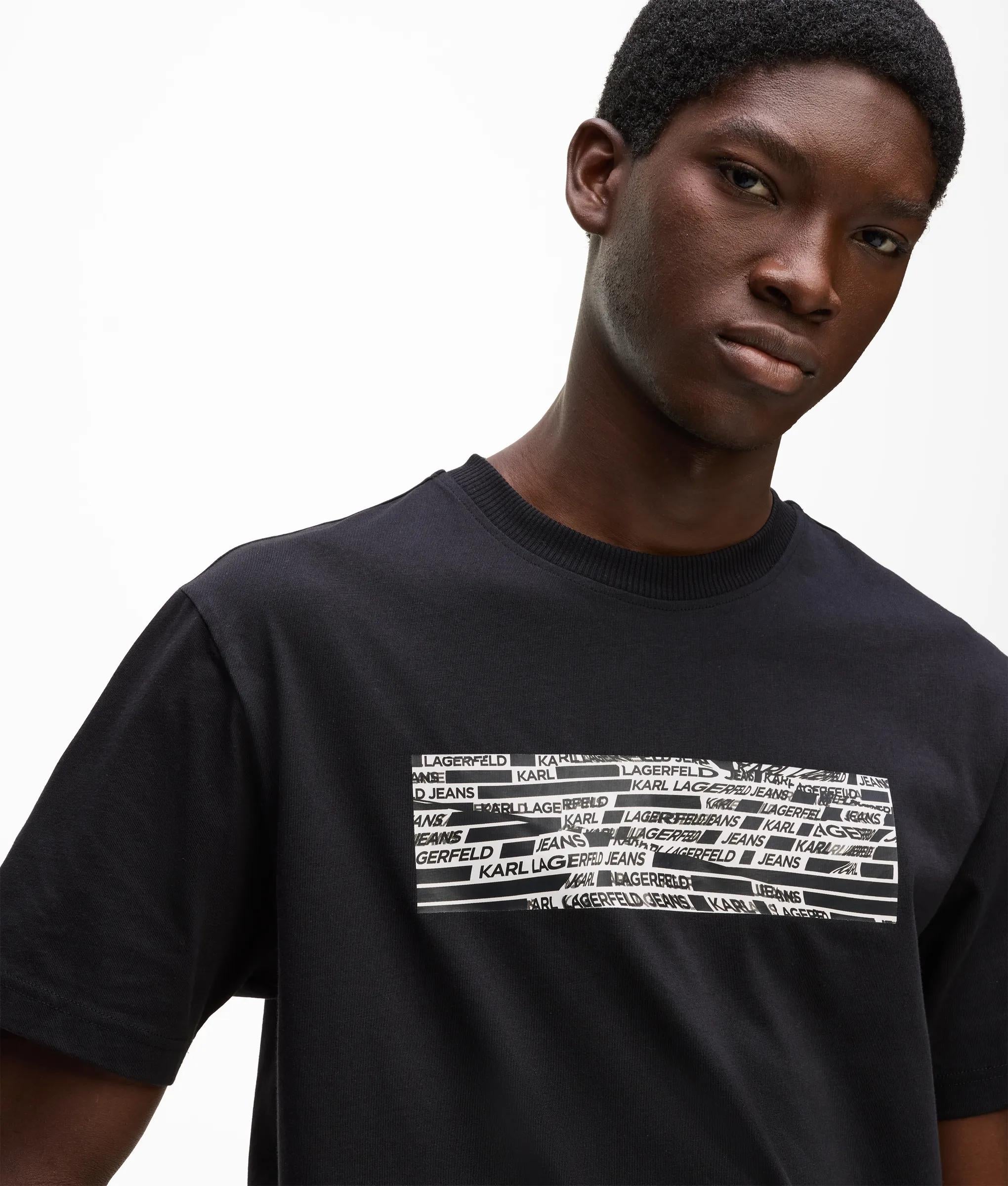 t-shirt met gestreept logo