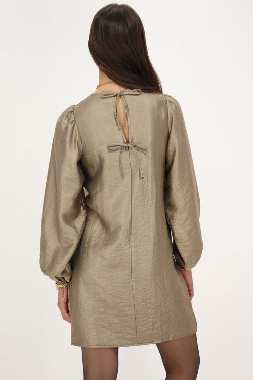 Bronzen jurk met pofmouwen en strikjes