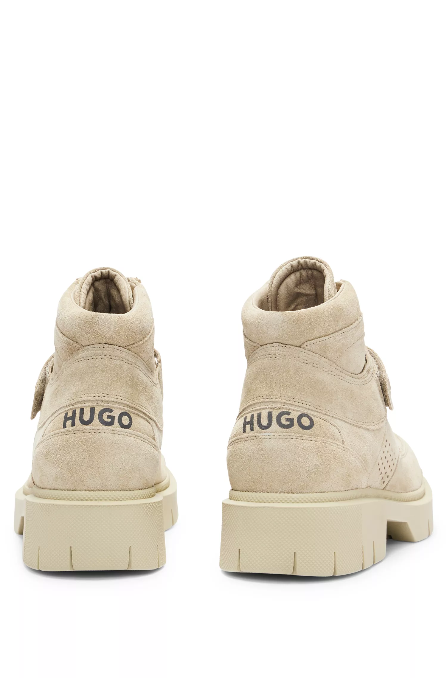 Botas de cano curto HUGO em camurça vermelha com detalhes da marca.