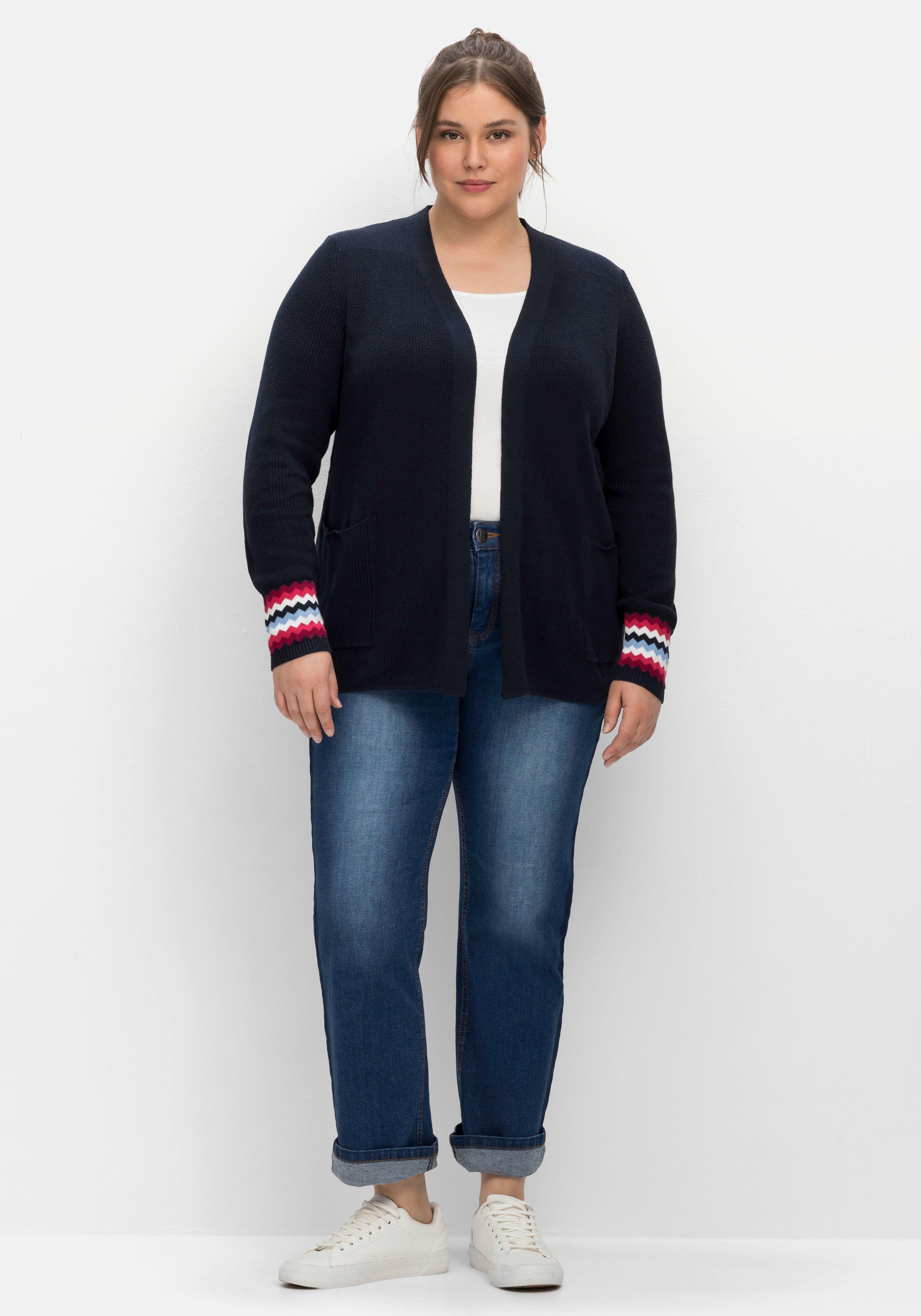 Strickjacke mit Kontrastmuster am Ärmelsaum