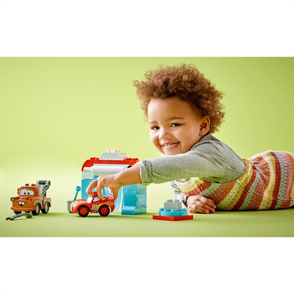 DUPLO® Lynet McQueen og Bumles Sjove Bilvask