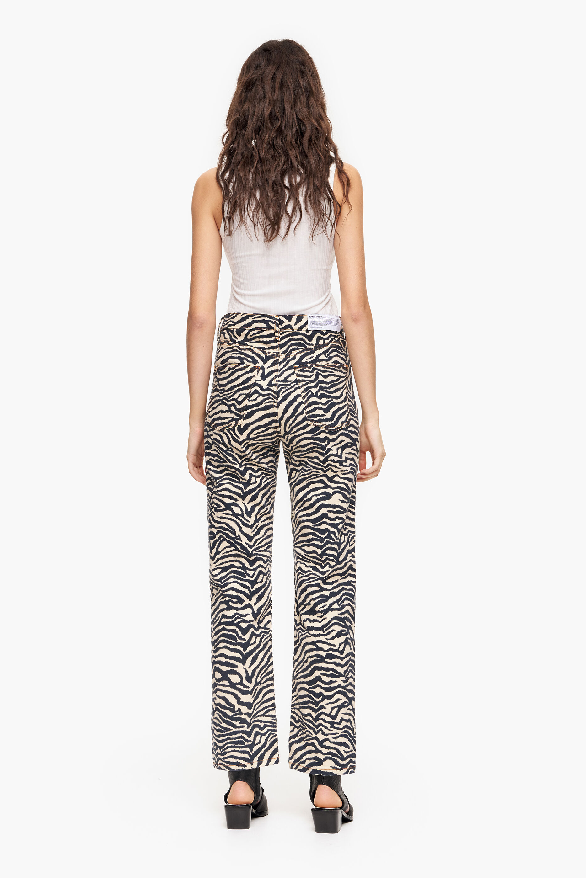 CALÇA RETA CROPPED - Calça jeans reta com estampa de tigre