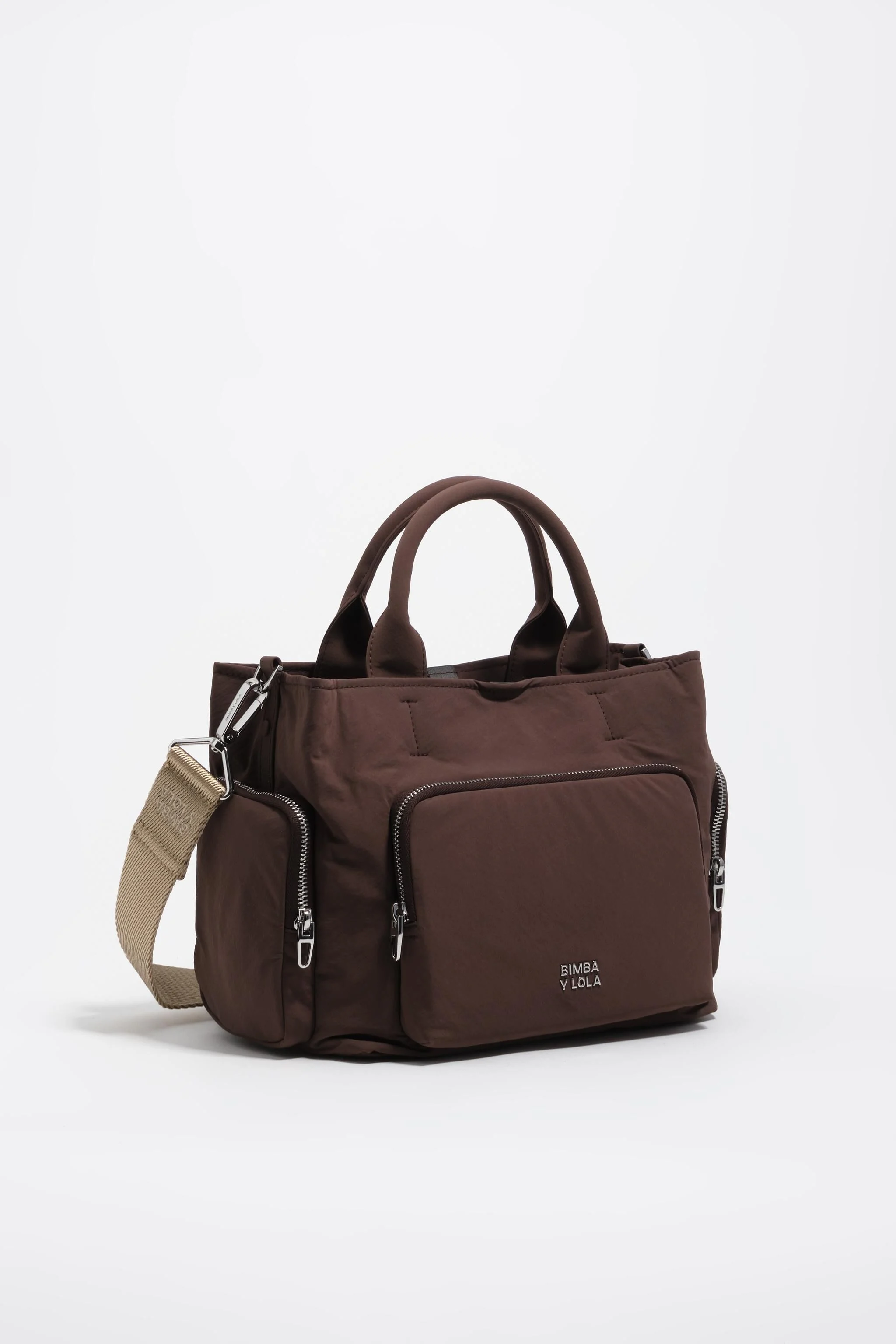 Bolsa transversal grande de nylon marrom escuro com bolsos.