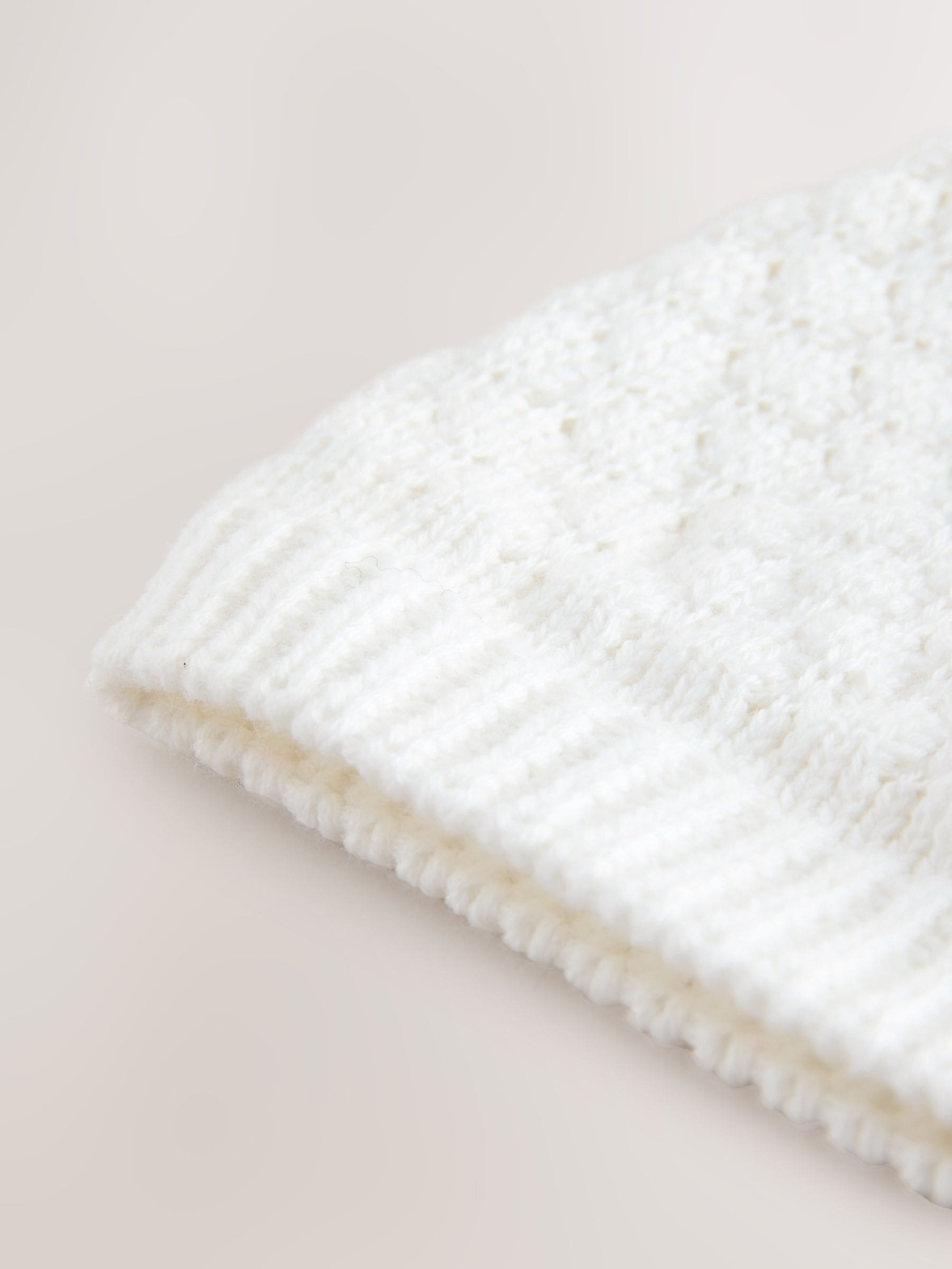 Wit - Gebreide Baby muts met dubbele pompon (0mnd-2jr)