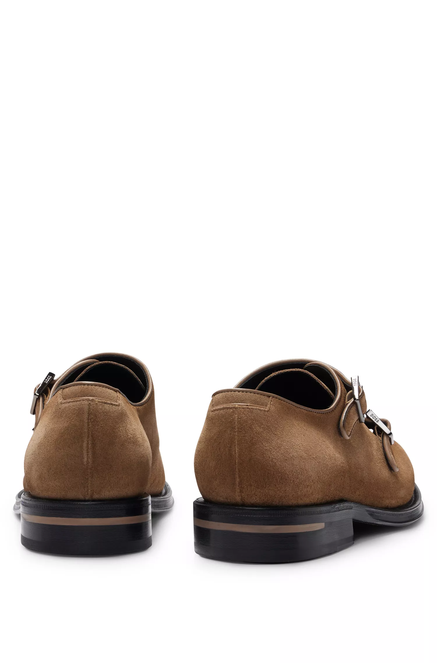 Sapatos BOSS de camurça preta com fivelas personalizadas.