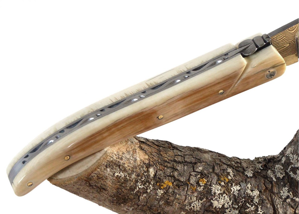 Couteau Laguiole avec une lame Damas et un manche en ivoire de Mammouth plein manche