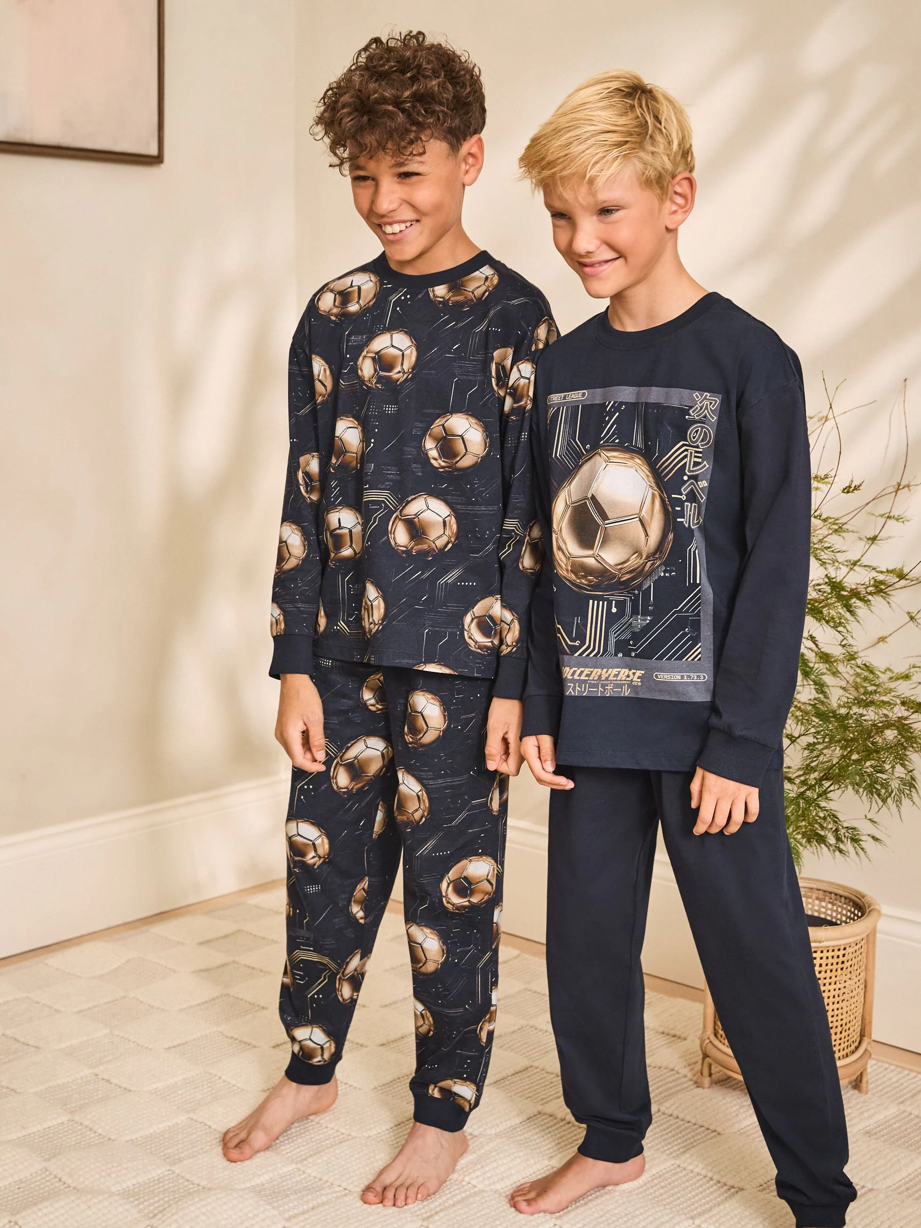 Zwart met goudkleurige voetbal - Verpakking van 2 pyjama's met lange mouwen (3-16 jr)