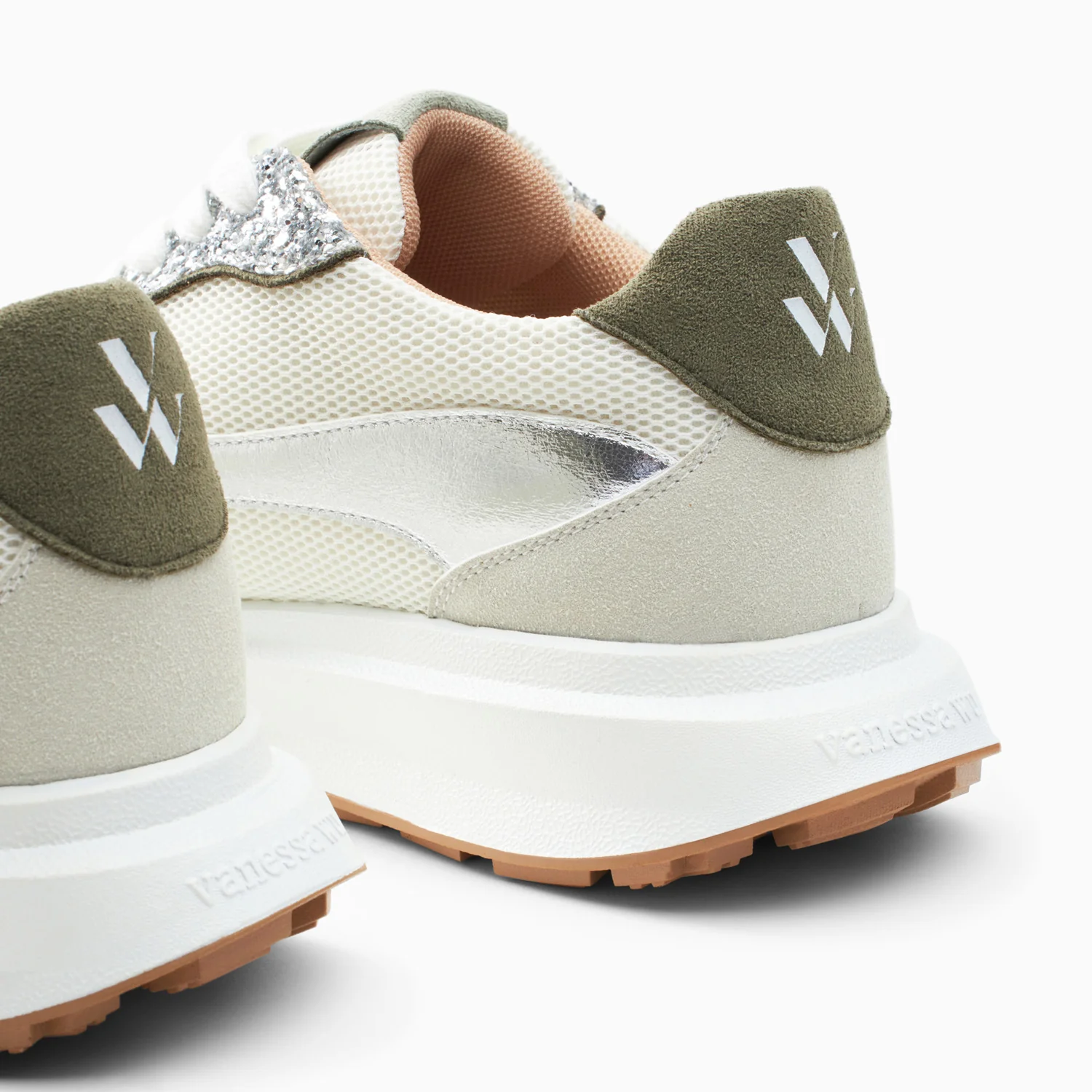 Sneakers-Baskets monogramme Inès kaki et argent à semelle oversize