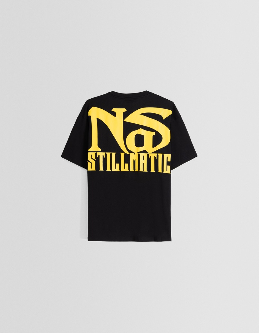 Camiseta de manga curta com estampa Nas e modelagem quadrada.