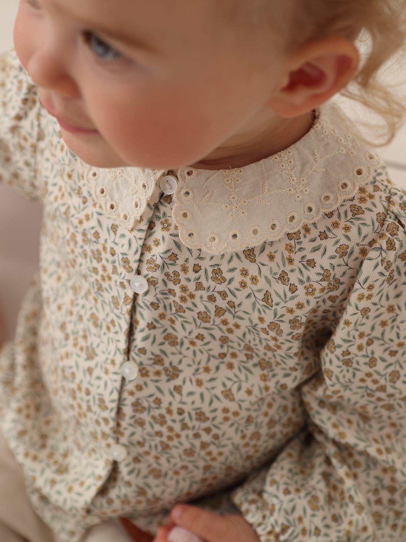 Blusa estampada com gola bordada para bebê na cor rosa antigo.