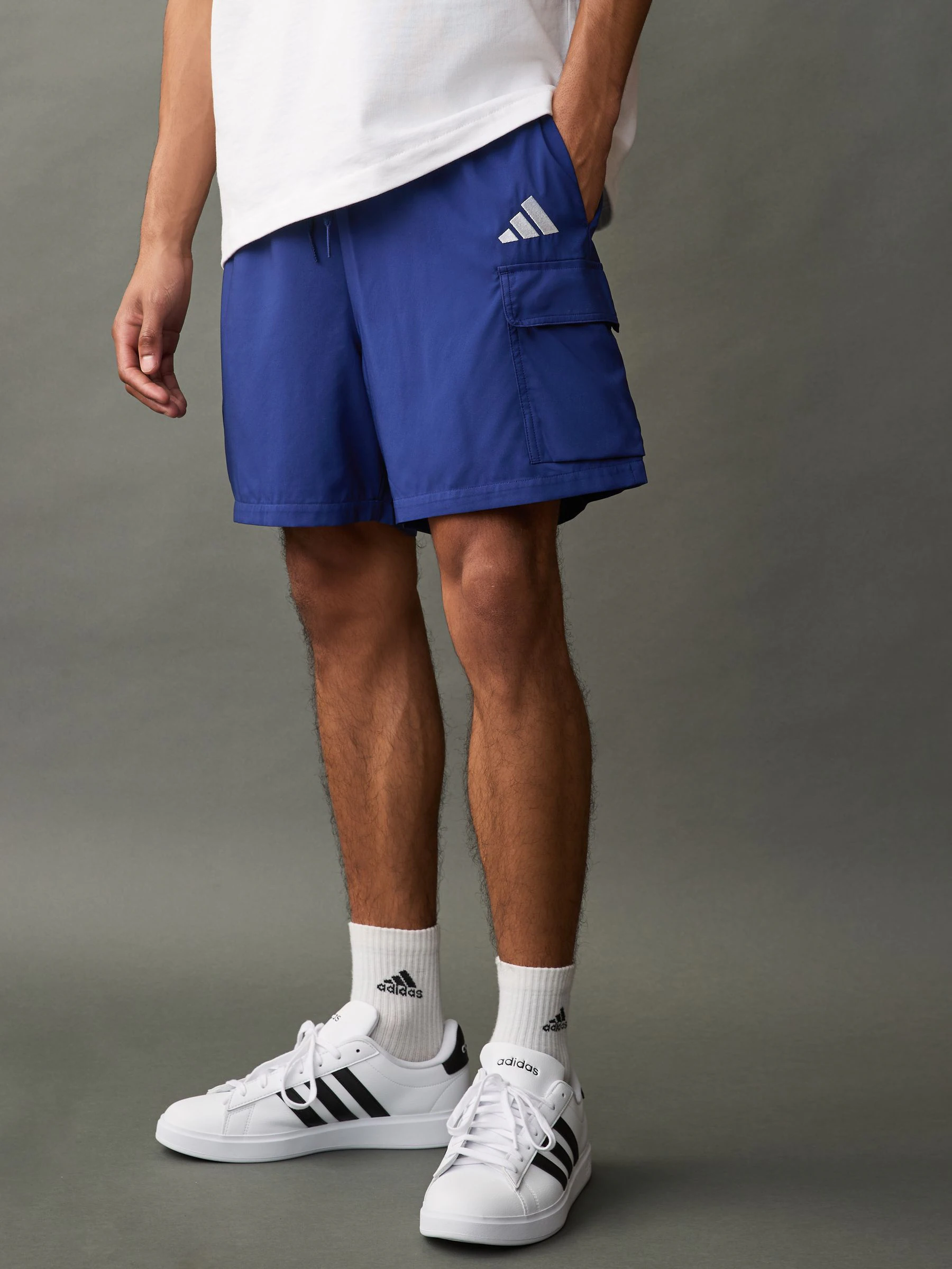 Blauw - adidas Small Essentials Logo Cargo Chelsea Shorts