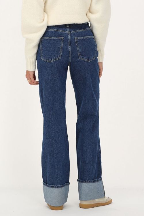 Donkerblauwe denim jeans met opgerolde pijpen