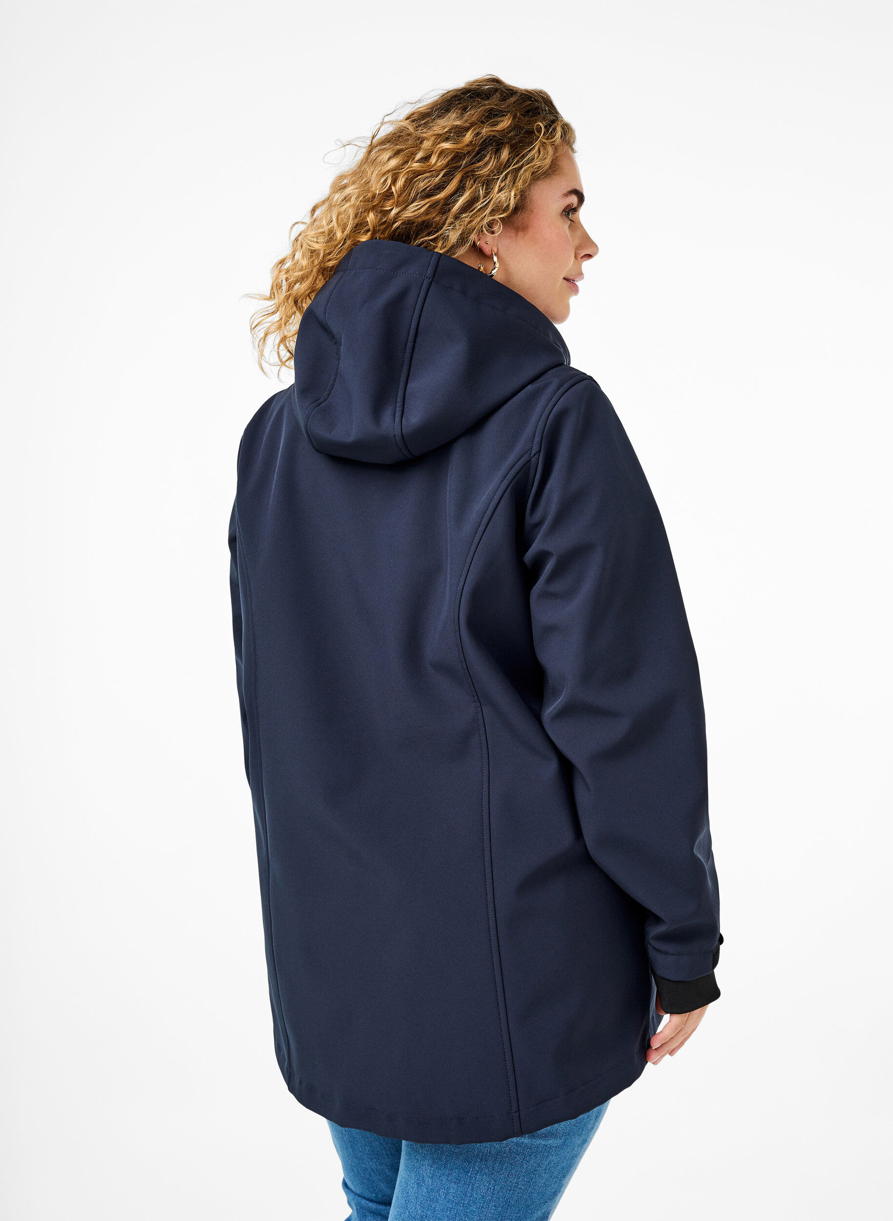 Kort softshell jakke med aftagelig hætte