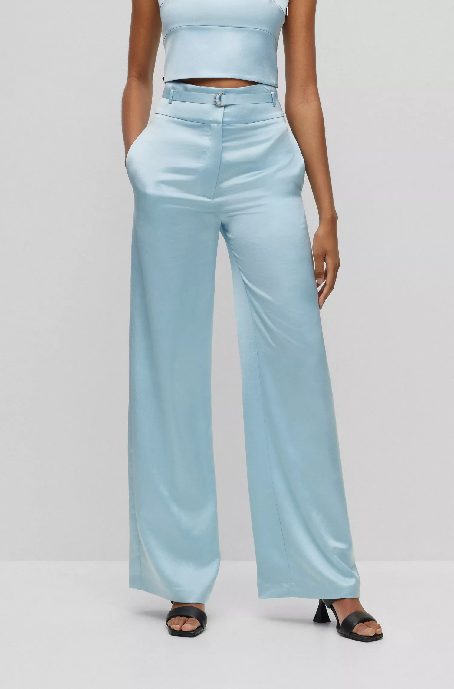 Calça flare HUGO vermelha, corte regular, em cetim, com cinto da marca.
