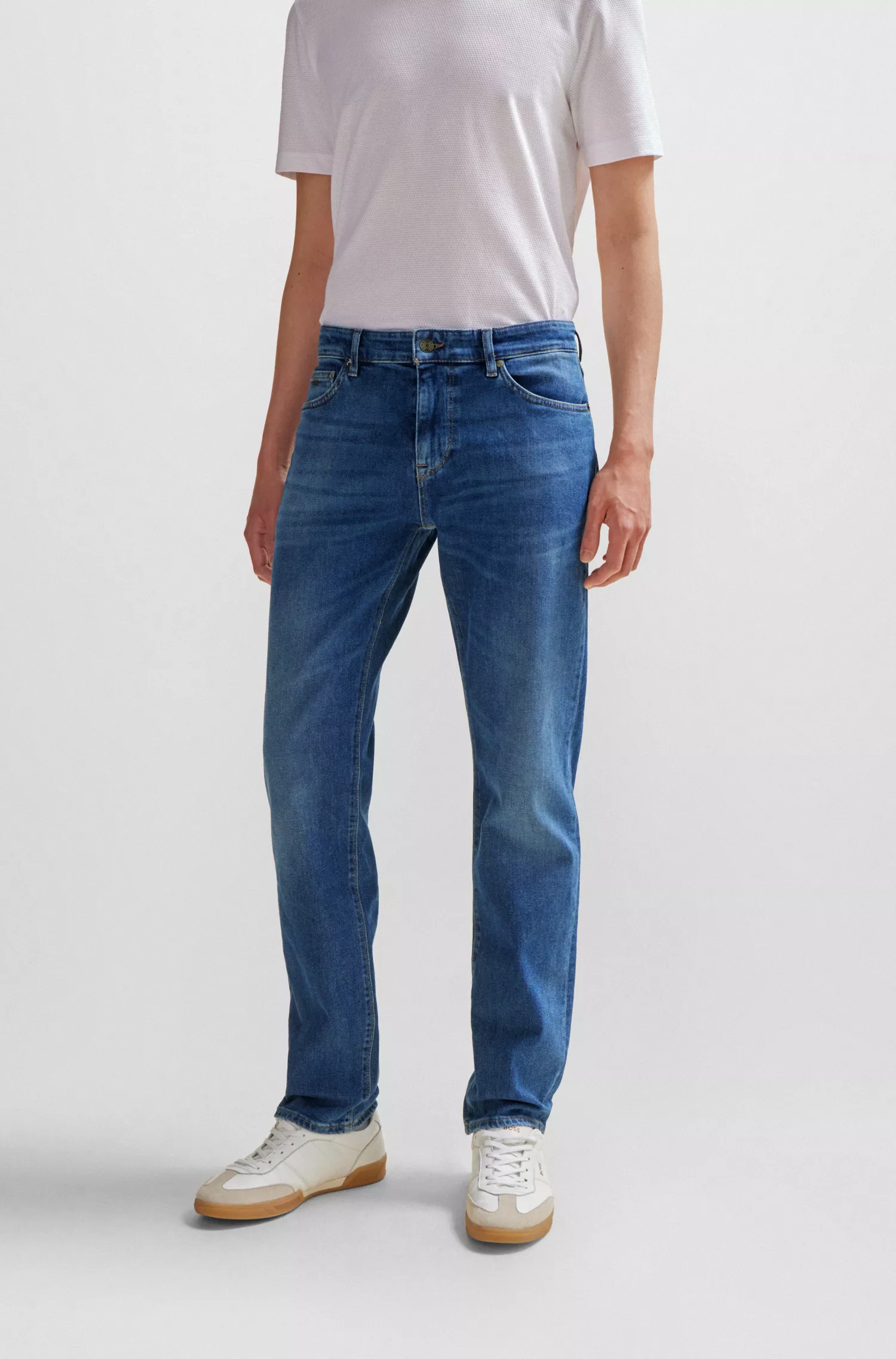 Calça jeans BOSS preta, corte regular, em denim azul confortável e elástico.