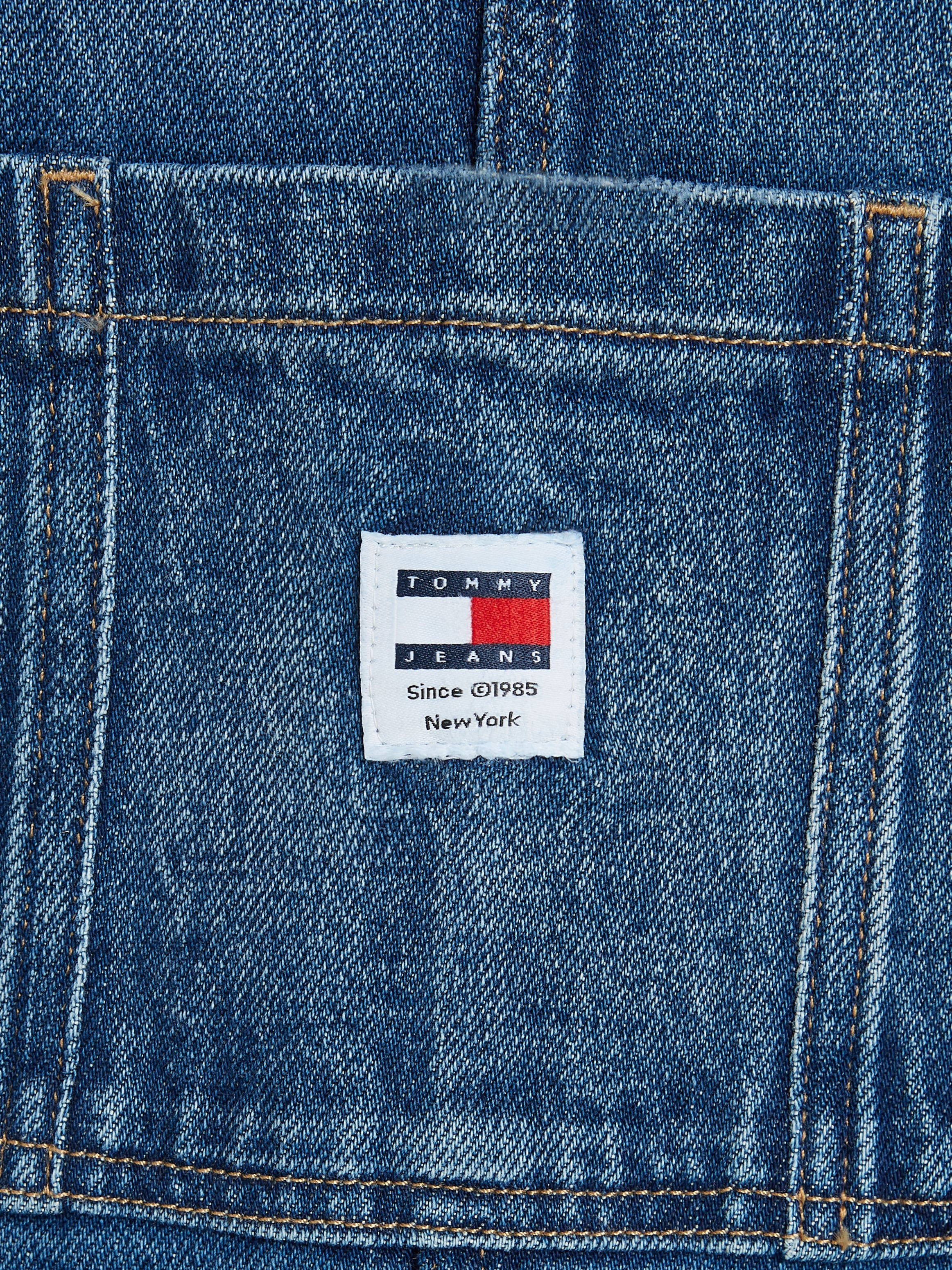 Tommy Jeans Latzkleid »DUNGAREE DENIM DRESS CH6138« Brusttasche | Eingrifftaschen | Gesässtaschen | Münztasche mit Tommy Jeans Flagge