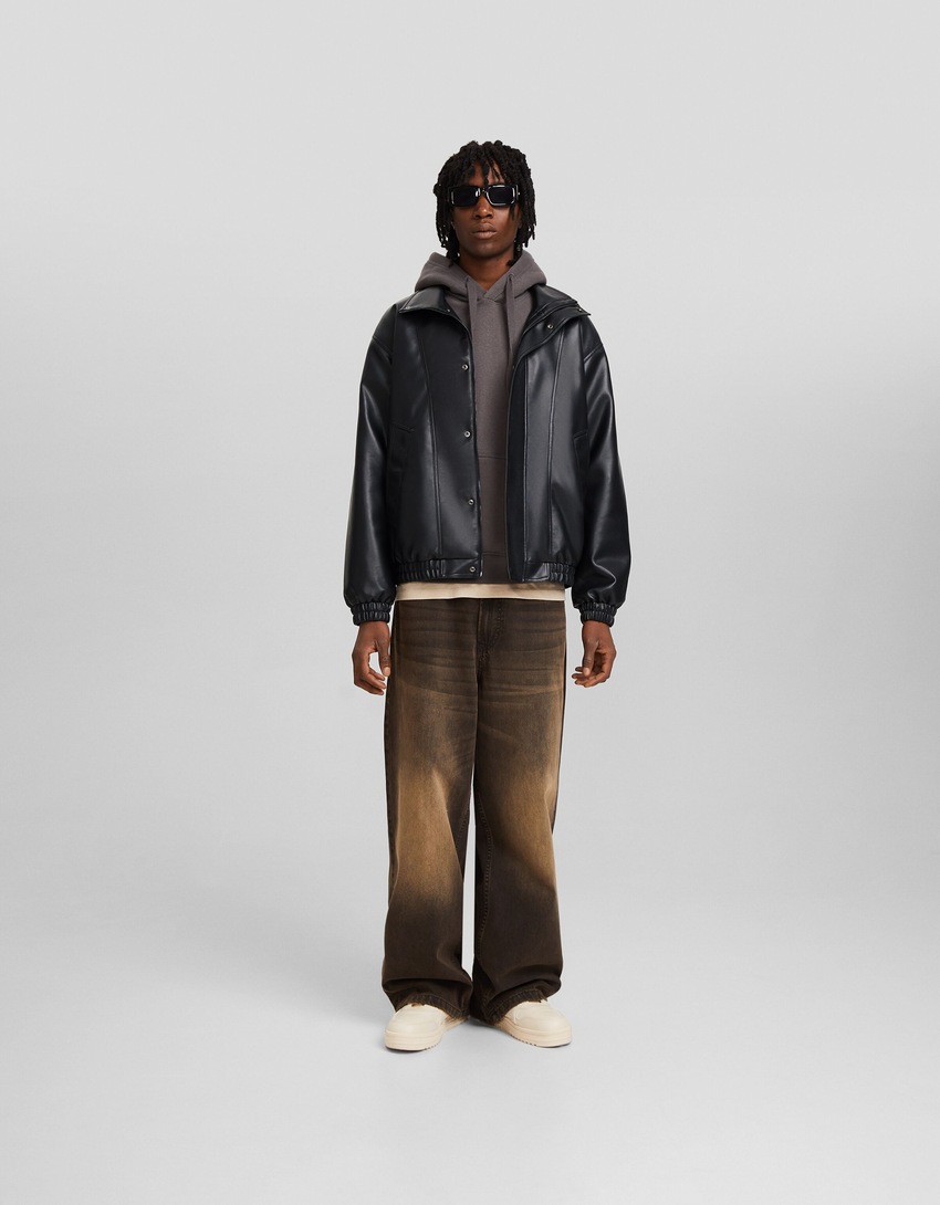 Jaqueta bomber oversized em couro sintético