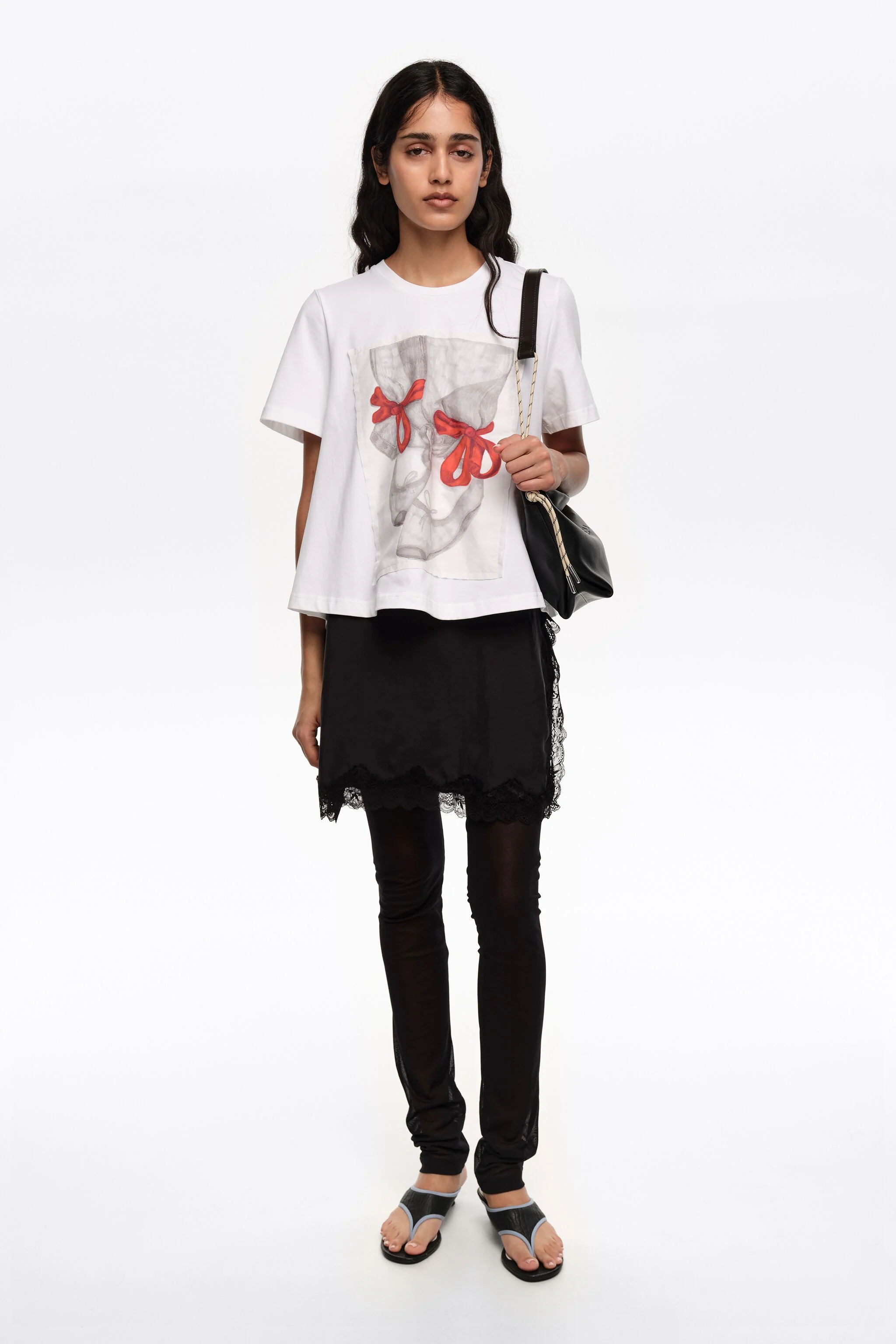 Camiseta branca de corte A com logo de bailarinas