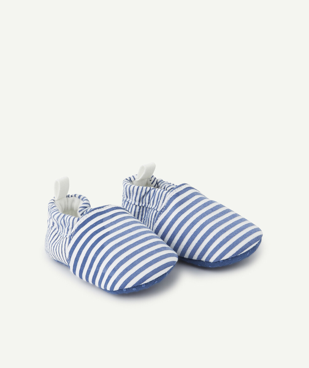 LES CHAUSSONS AUX RAYURES BLEUES ET BLANCHES