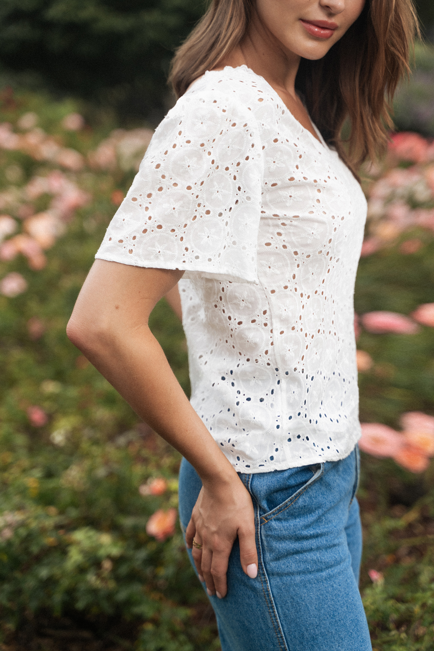 Blouse en pur coton à col V et manches évasées en œillets blanche