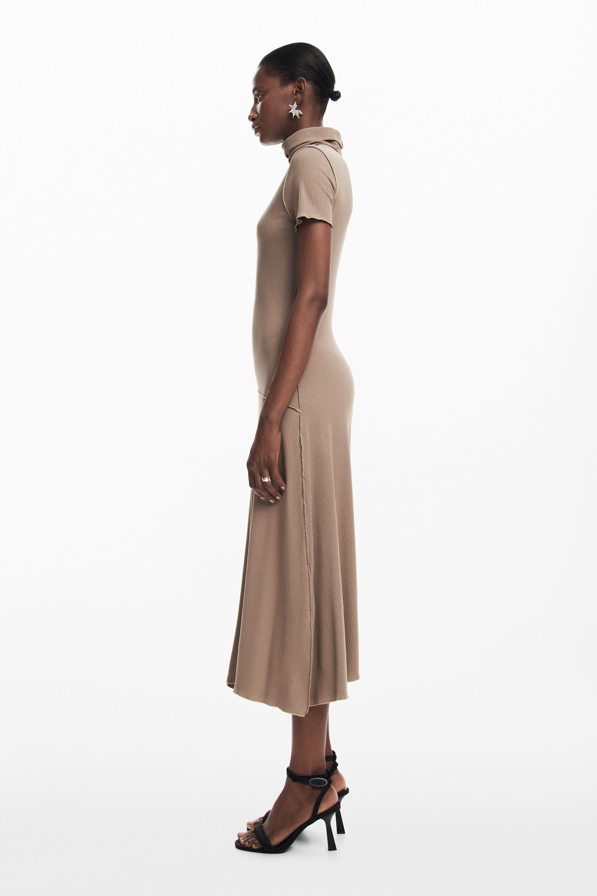 Vestido midi de gola alta