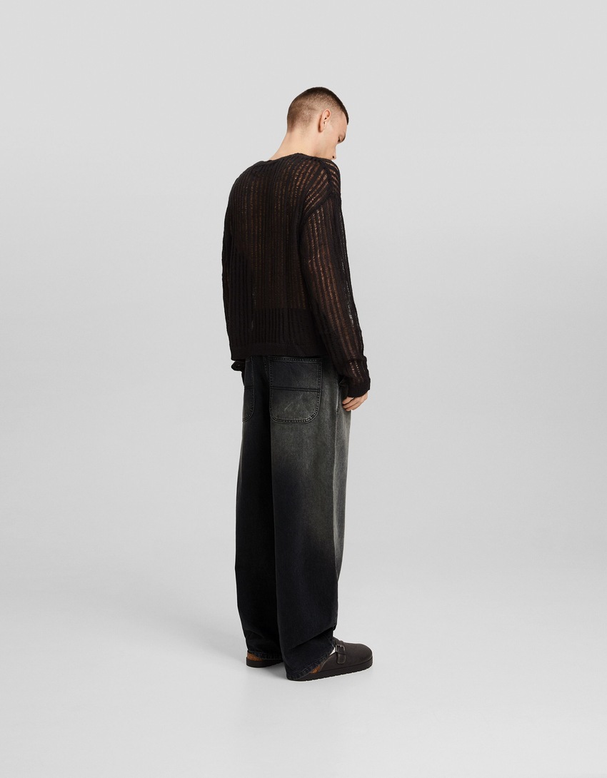 calça jeans estilo skater com efeito desbotado