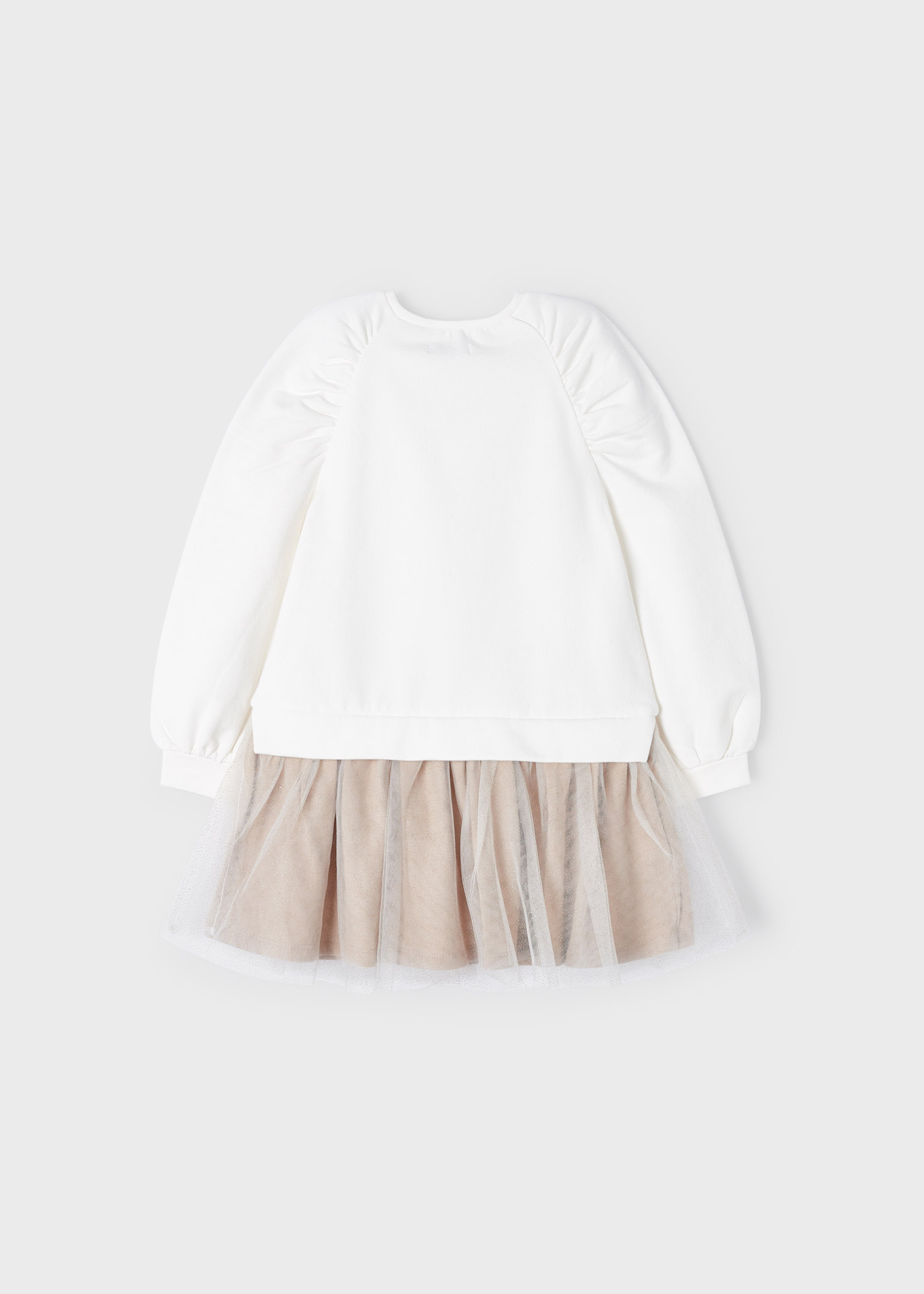Vestido infantil feito de uma combinação de pelúcia e tule.