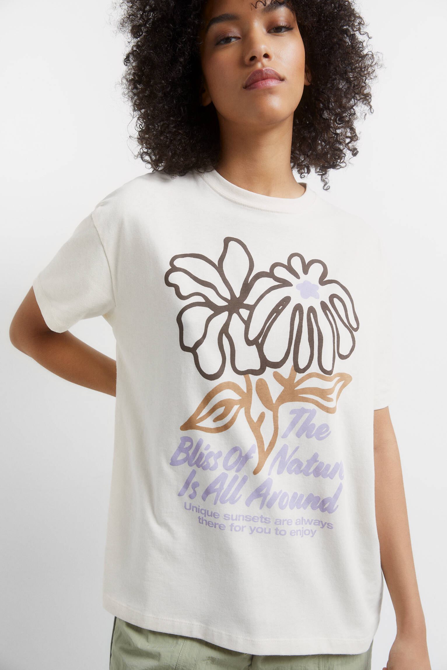 CAMISETA COM ESTAMPA DE FLORES - CRUA
