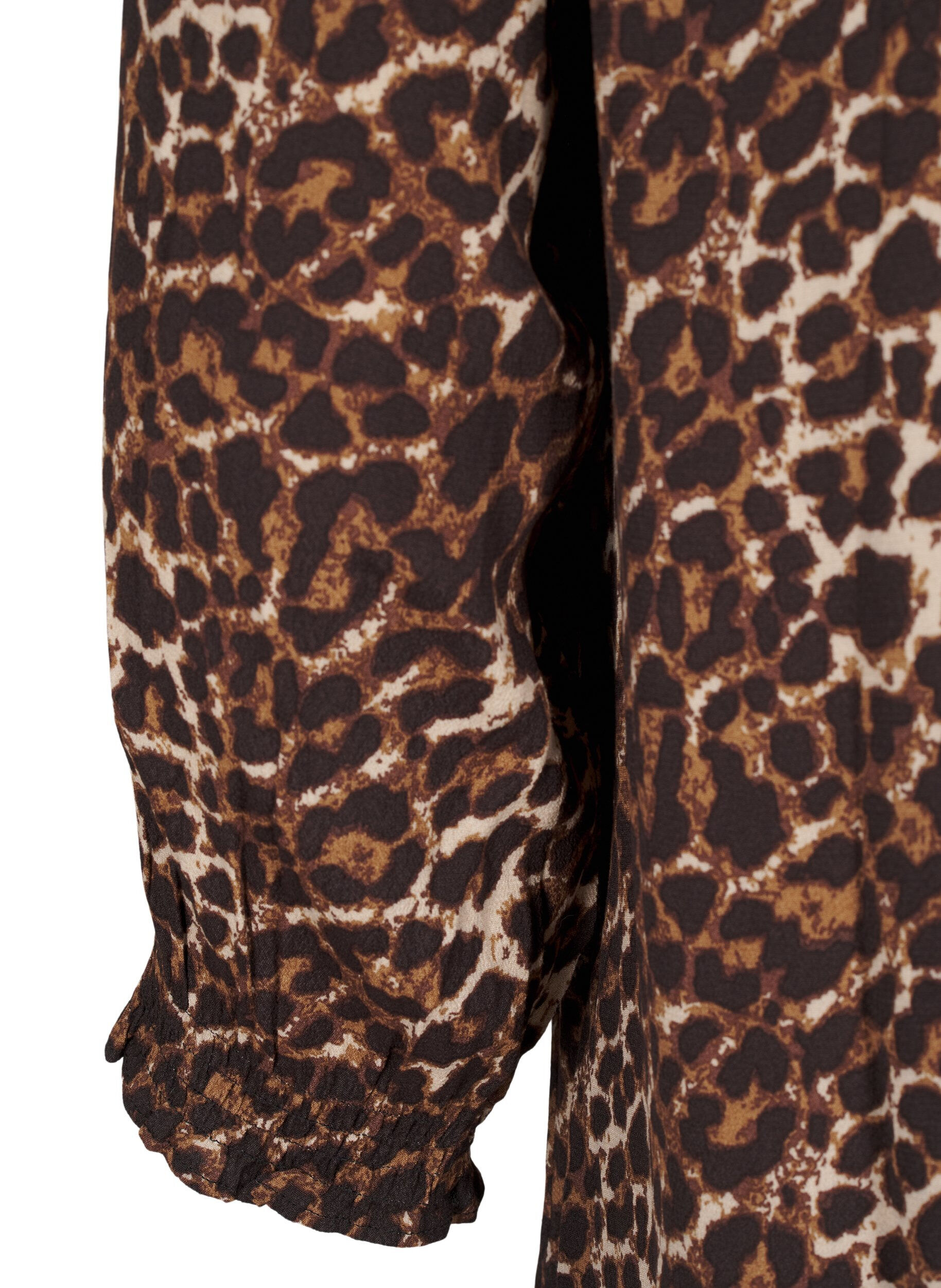 Lang kjole med leopardprint og 3/4 ærmer