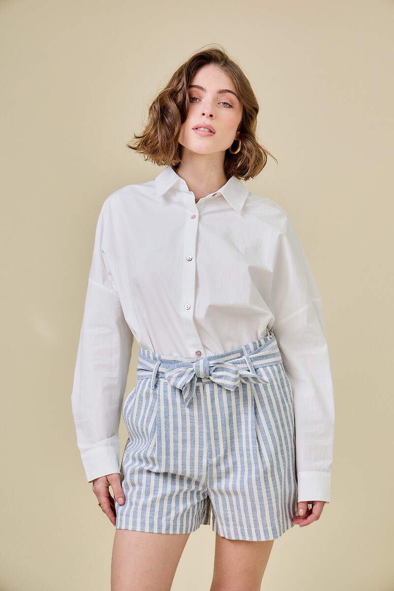 Vejo você em breve<br>Gestreepte short met riem