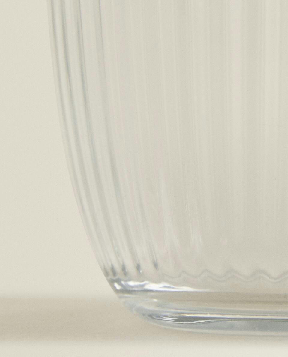 COPO DE VIDRO COM DESIGN DE LINHAS