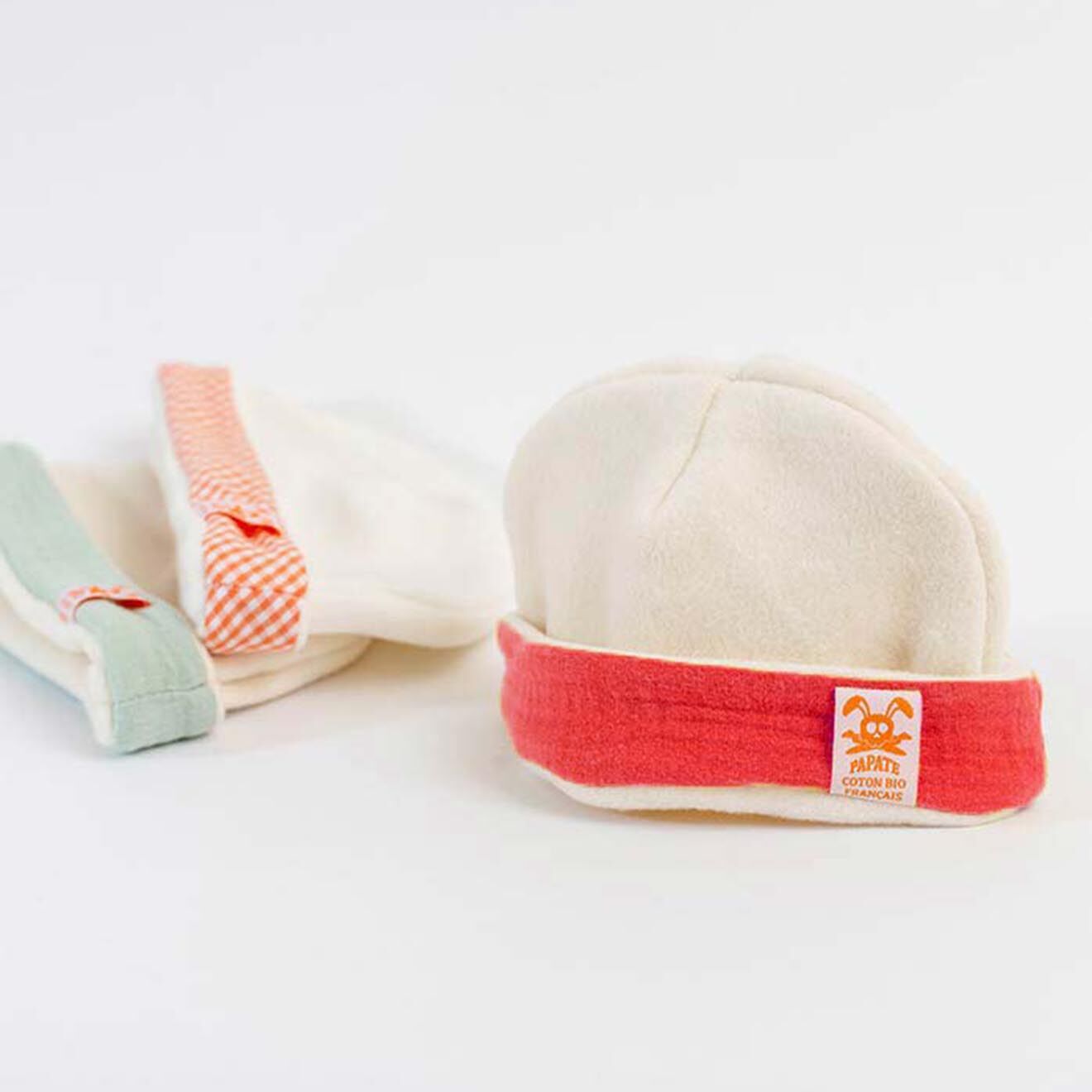 Papate Bonnet de Naissance en Coton Bio blanc/fraise - 20x12 cm