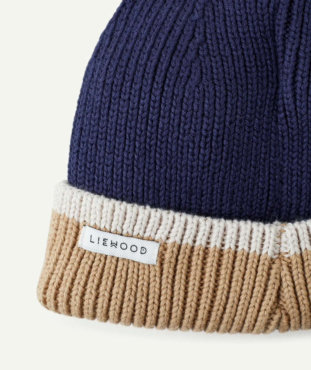 LIEWOODBONNET GINA EN TRICOT CÔTELÉ ET COTON BIO BLEU MARINE ET BEIGE AVEC OREILLES D’OURS