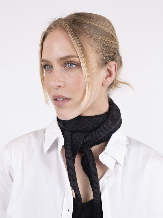 Neo Noir Misty Knit Scarf Black