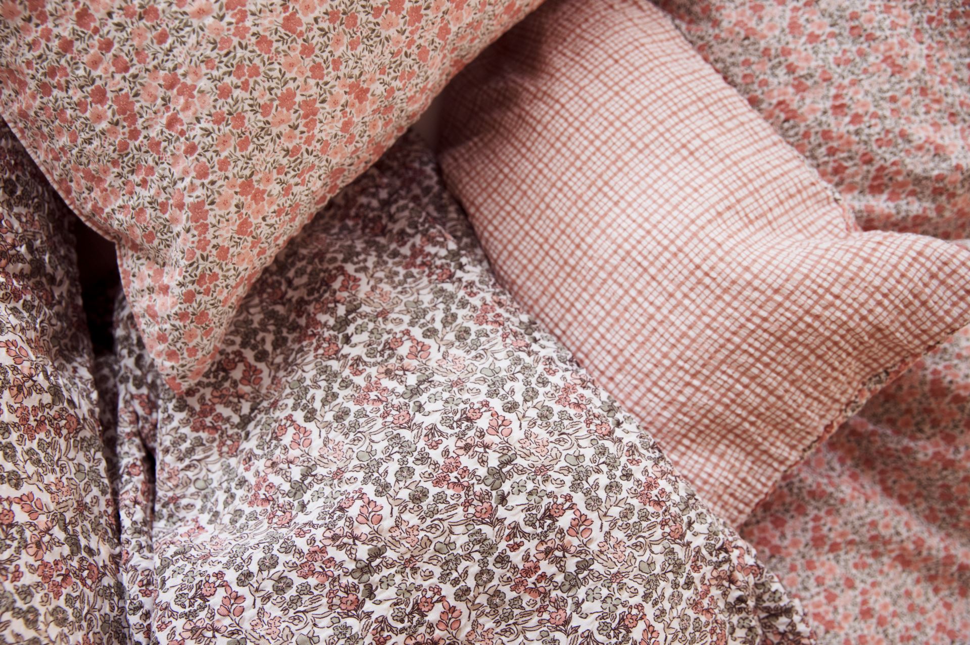 Krepp sengesett multi rosa - 140x200 cm