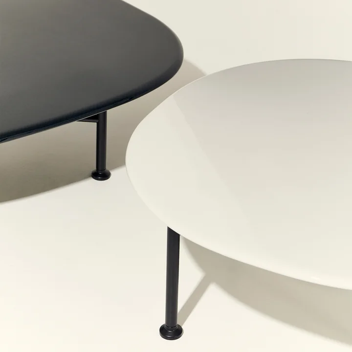 Gubi - Carmel Outdoor Lounge Tisch 75 x 75 cm, black semi matt / clam white